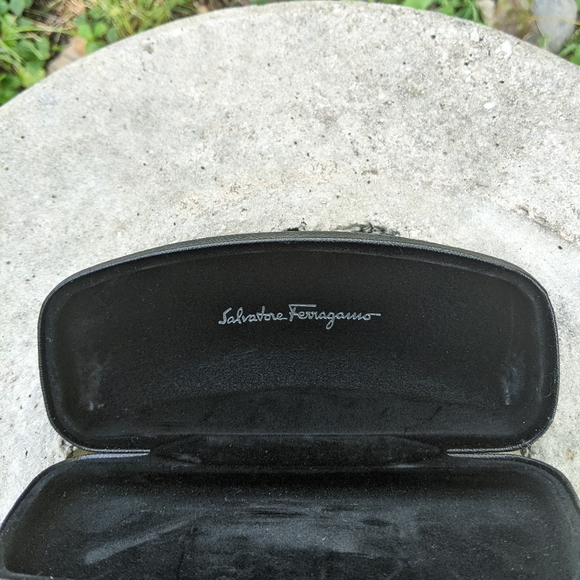 Beautiful Ferragamo sunglasses 🕶️ Used jost one Time .. New condition w box - Picture 4 of 16